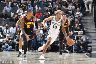 对手防线的 对手防线的